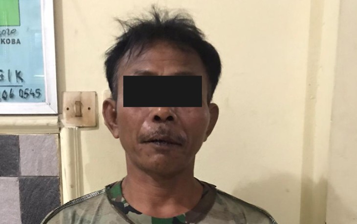 Tersangka (diborgol) saat diamankan