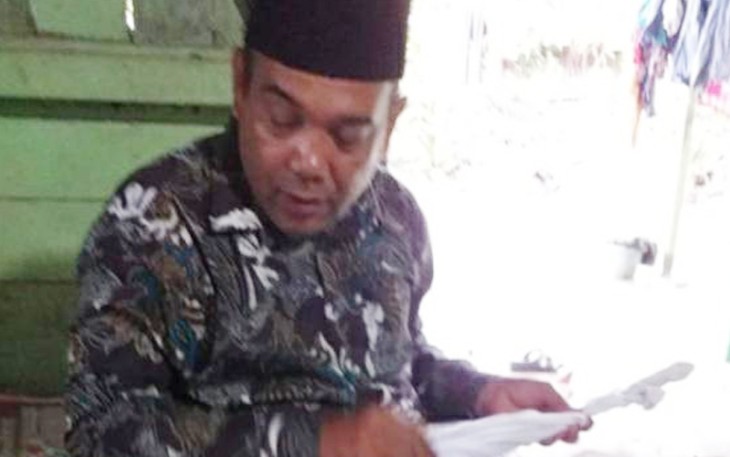 Kabid Kebudayaan Disdikbud Aceh Singkil, M.Najur saat melihat tongkat warisan budaya peninggalan Syekh Abdurrauf As-Singkily.