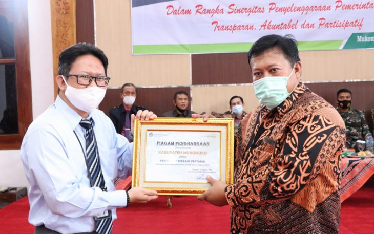Kepala KPPN Mukomuko Rusli Zulfian menyerahkan penghargaan kepada Bupati Kabupaten Mukomuko Choirul Huda