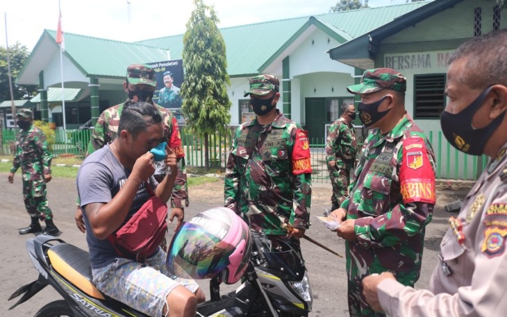 Dandim 1310/Bitung yang di dampingi oleh Danramil 1310-01/Bitung Dan Kabagsumda Polres Bitung saat lakukan sweeping masker