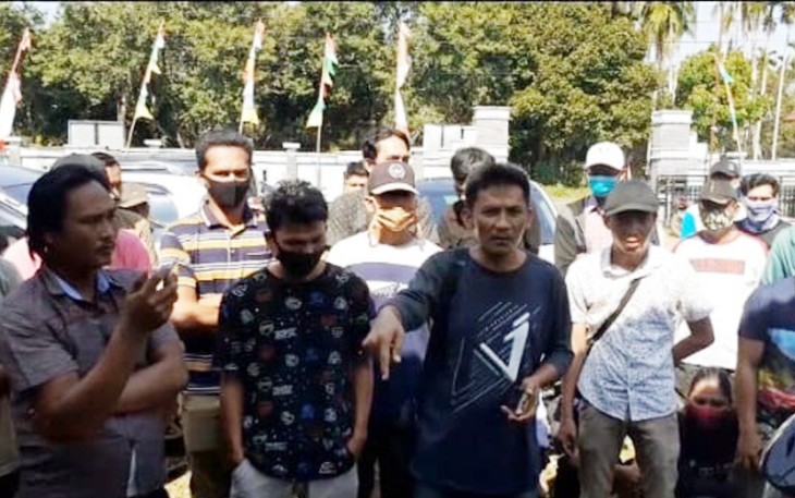 Ratusan Warga Babatan saat mendatangi Kantor Lurah Setempat
