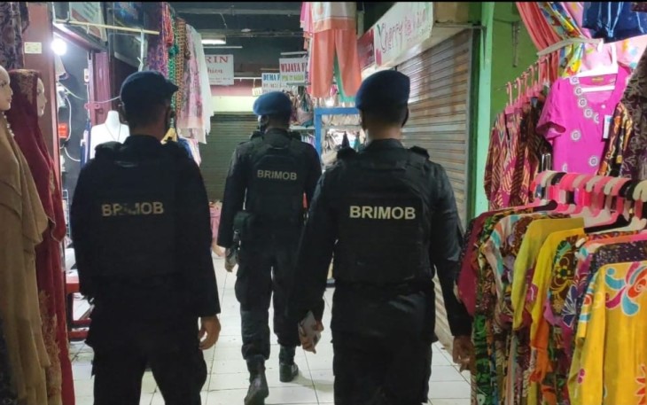 Personil Kompi 1A Pelopor Satbrimobda Bengkulu Ajak Pedagang Gunakan Masker