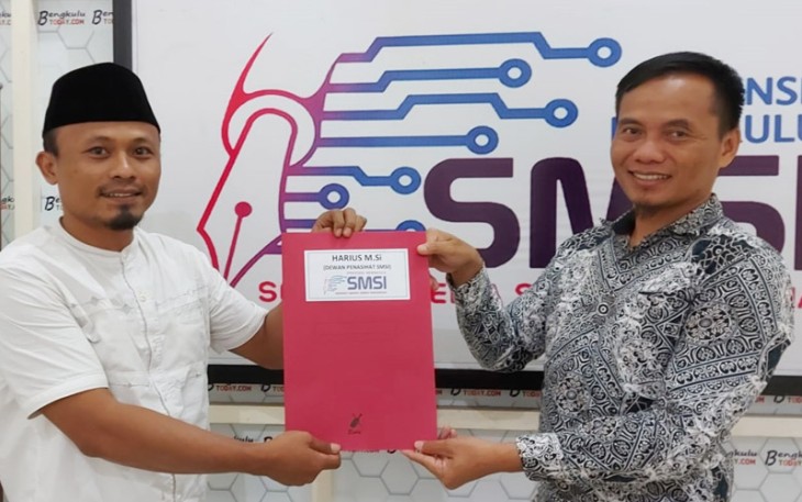 Harius Saputra (kanan) Terima SK Dewan Penasihat SMSI