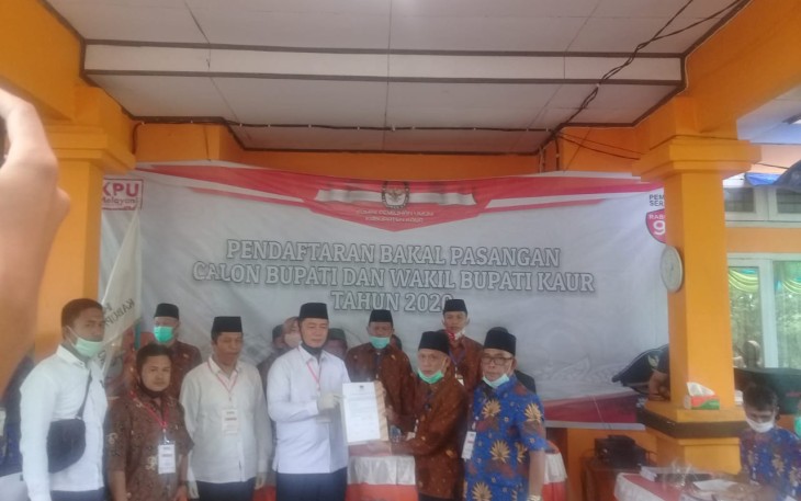Bapaslon Lis-Herli saat serahkan berkas ke KPU