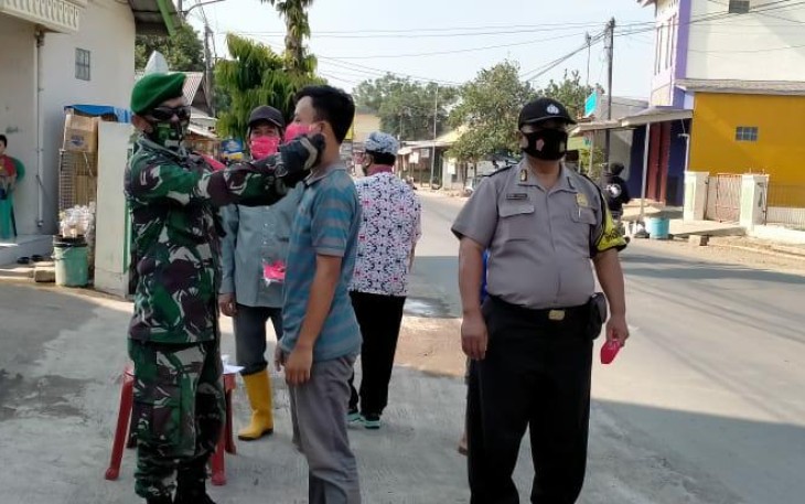 Warga yang terjaring operasi diberi masker gratis. (Foto/KlikWarta.com)