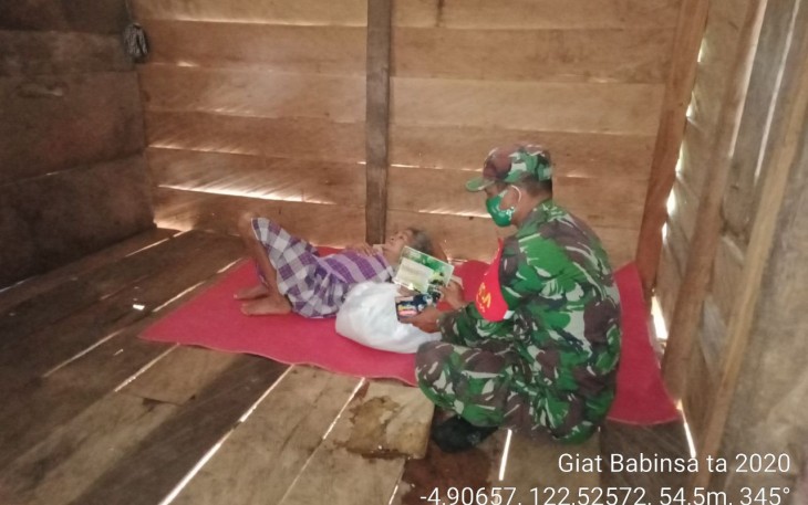 Koramil Jajaran Kodim 1416/Muna Bagikan Paket Sembako Pangdam XIV/Hsn