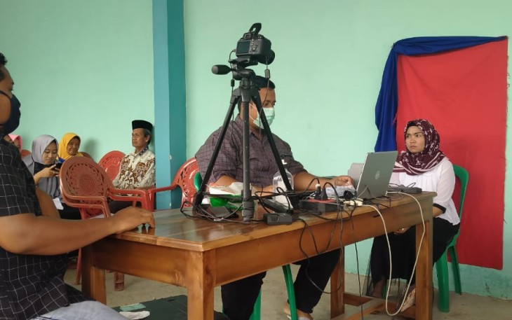 Ratusan Warga Desa Srimulyo OKU Timur Rekam E-KTP