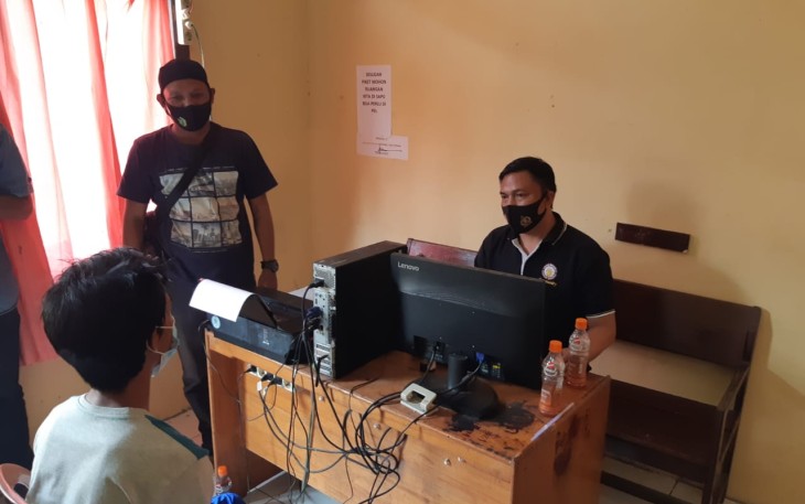 Tersangka saat diperiksa penyidik