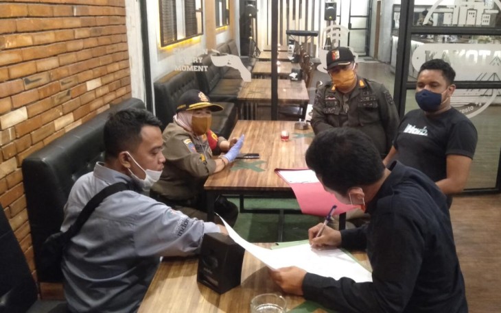Pemilik Cafe Dapat Pembinaan dan Dilakukan Pendataan oleh Petugas Dari Disporaparbud dan Satpol PP Purwakarta.(foto: IKK/klikwarta)