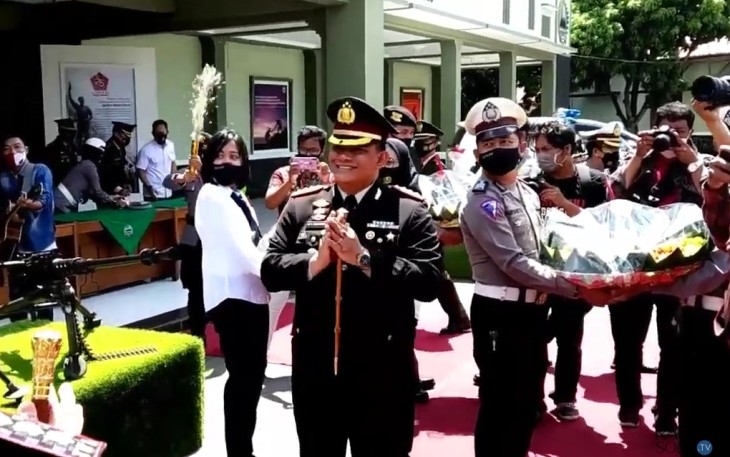 Puluhan Personel Polresta Surakarta Bawa 4 Tumpeng ke Makorem 074/Warastratama