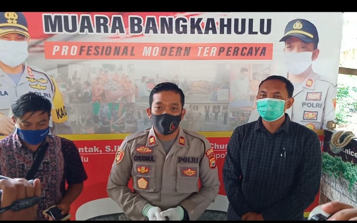 Kapolsek Muara Bangkahulu AKP Chusnul Qomar SH SIK MM Saat Melakukan Konferensi Pers 