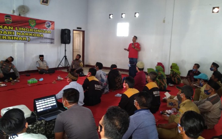 Sosialisasi P4GN Disampaikan Langsung Oleh Kasat Reserse Narkoba Polres Purwakarta AKP Heri Nurcahyo Kepada Masyarakat Desa Kertasari, Bojong, Purwakarta. (Sumber Foto: Tedi DinamikaJabar.com)