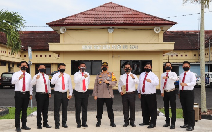 Kapolres Ganjar Penghargaan Personel Berprestasi