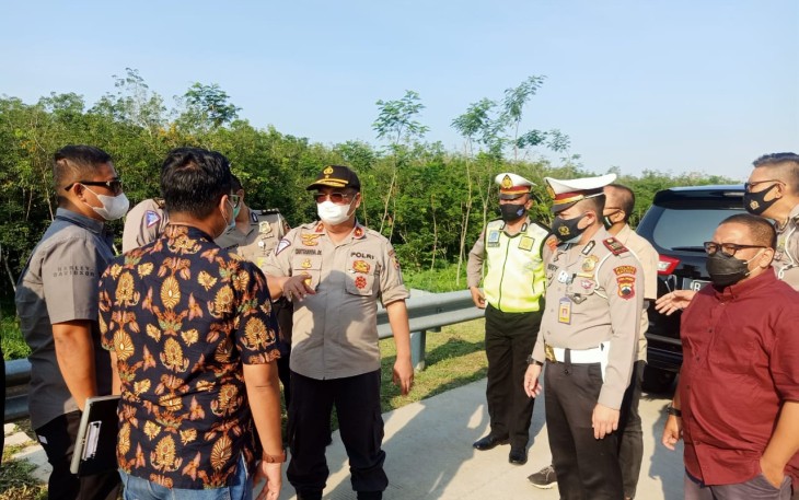 Direktur Keamanan dan Keselamatan Lalu Lintas (Dirkamsel) Korlantas Polri, Brigjen. Pol. Prof. Dr. Chryshnanda Dwilaksana, M.Si,akan memasang alat pengukur kecepatan kendaraan dan Electronic Traffic Law Enforcement (ETLE) di wilayah Polres Batang,  tepatnya di KM 362 A Ruas Jalan Tol Semarang-Batang, Rabu (14/10/2020). 