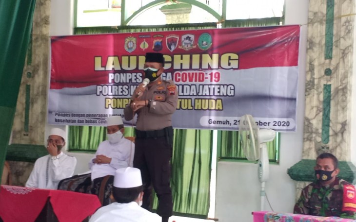 Kapolsek Gemuh saat berpidato di depan para pengurus dan santri Ponpes Wasilatulhuda. Rabu, 21/10/2020
