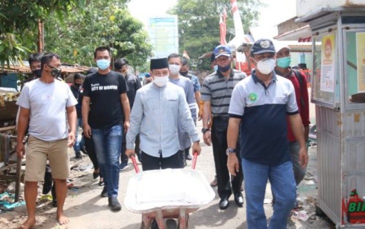 Plt Wali Kota Bengkulu Rela Dorong Gerobak untuk Antar Beras ke Rumah Warga