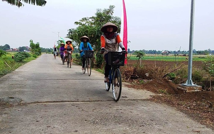 Warga Sendang Kulon saat melewati jalan hasil TMMD dengan rasa senang, Sabtu 24/10/2020