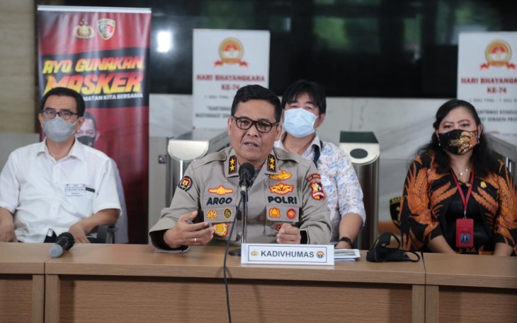 Kepala Divisi Hubungan Masyarakat Mabes Polri Irjen Argo Yuwono saat konferensi pers di Mabes Polri, Jakarta selatan, Jumat (23/10).