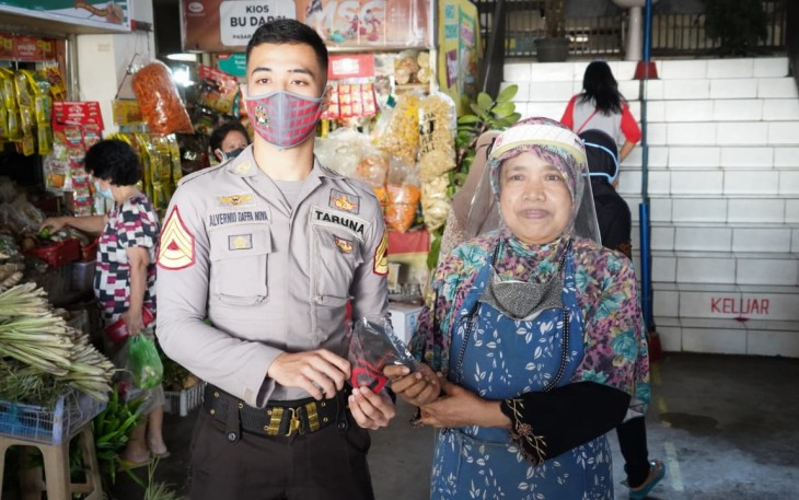 perwakilan Taruna Akpol membagikan masker kepada pedagang maupun pembeli di Pasar Rasamala (Jati), Banyumanik, Semarang, Jawa Tengah, Kamis (29/10/2020).