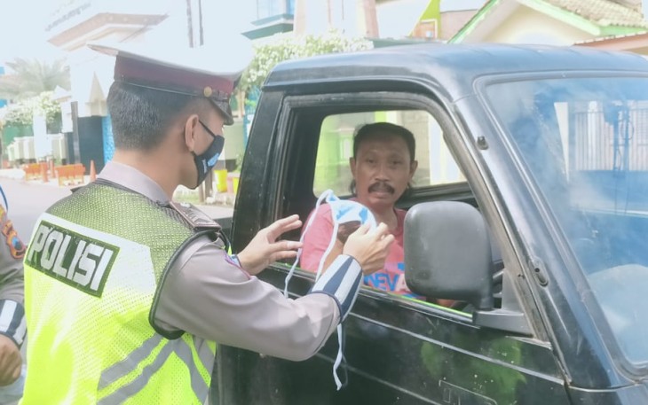 Polres Batang m|mbagikan masker kepada pengendara pengendara. Sabtu (31/10/2020). 