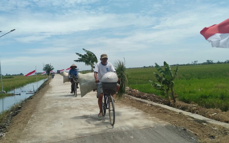 Muslimin sedang membawa hasil pertaniannya dari Pening ke Desa Sendang Kulon. Senin, 19/10/2020