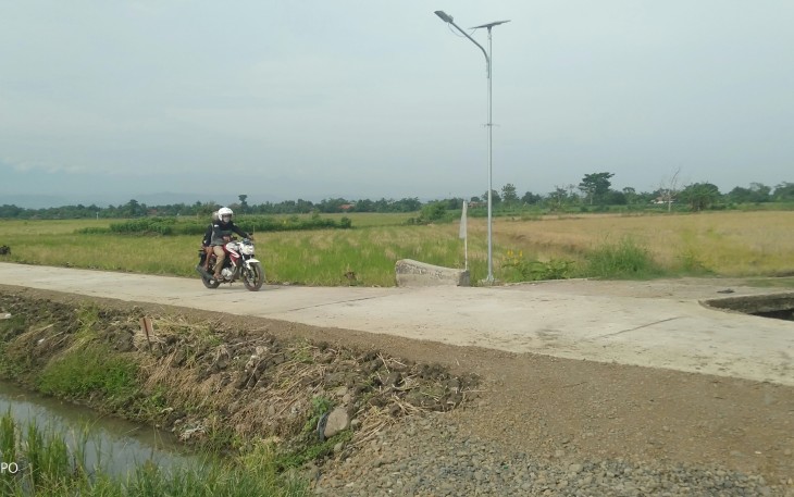 Kemudahan masyarakat Pening melalui jalan hasil pembangunan TMMD, Senin 26/10/2020