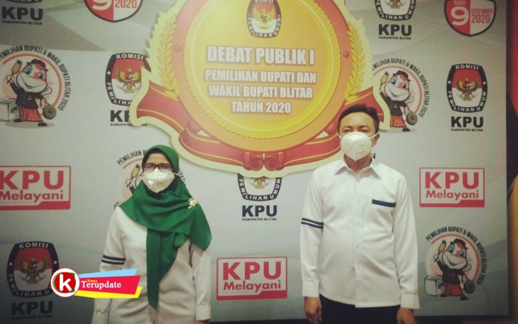 Mak Rini bersama Makde Rahmat seusai Debat Publik Pertama (foto : Faisal NR / Klikwarta.com) 