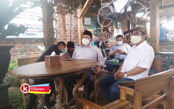 Rijanto (pakai Peci) Ketika Hendak Berorasi Kampanye (foto : Faisal NR / Klikwarta.com Blitar)