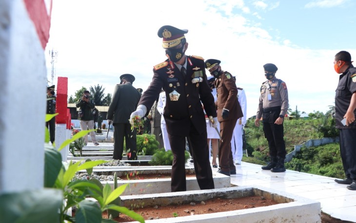 Kapolda Bengkulu Irjen Pol Drs Teguh Sarwono M Si Hadiri Ziarah Peringatan HUT TNI ke 75 Tahun