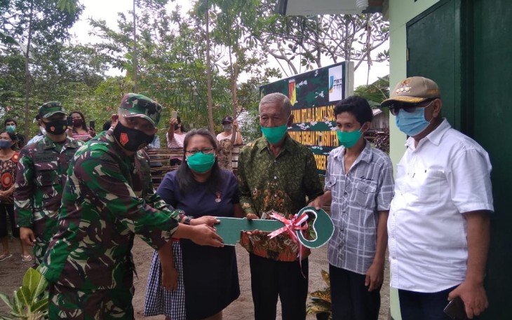 Kasdam XIII Merdeka didampingi oleh pjs walikota dan Dandim 1310/Bitung saat serahkan kunci rumah secara simbolis kepada warga