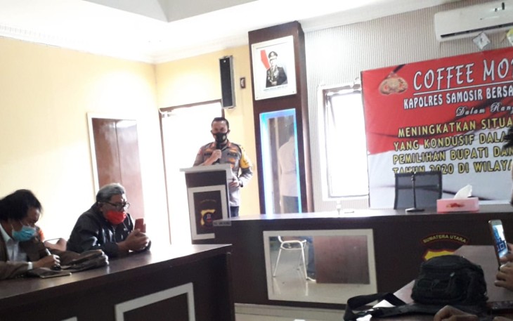 Kapolres Samosir AKBP M. Saleh memberi kata sambutan dalam acara Coffee Morning bersama insan pers
