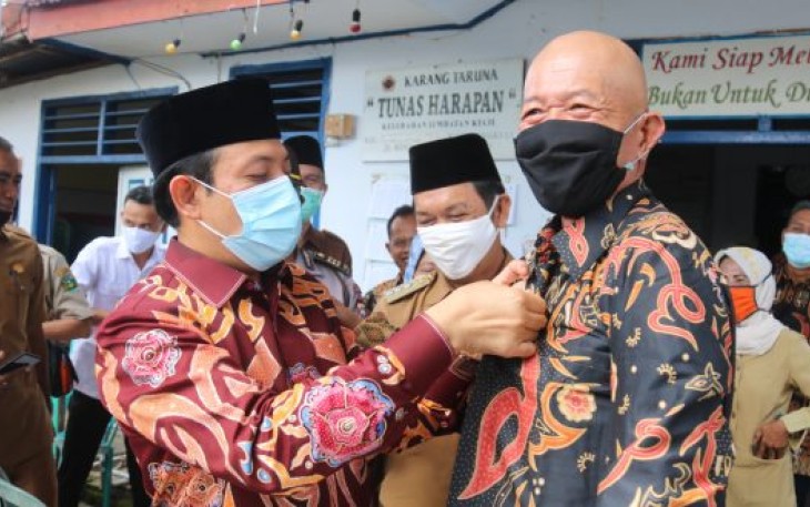 Penyerahan  seragam batik besurek oleh Plt Walikota Bengkulu Dedy Wahyudi didampingi Camat Singgaran Pati Syaiful Anwar dengan mendatangi kantor Kelurahan Jembatan Kecil dan Panorama.