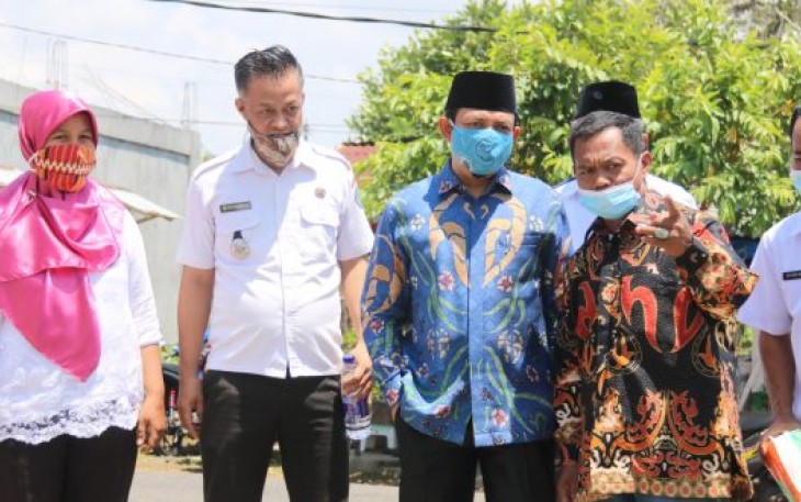 Plt Walikota Bengkulu Dedy Wahyudi didampingi Staf Ahli Bidang Ekonomi Tony Elfian, Camat Ratu Agung Subhan Gusti Hendri dan Lurah Tanah Patah meninjau pembangunan dana kelurahan di RT 09 Kelurahan Tanah Patah.