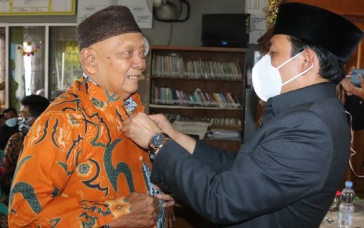 Plt Wali Kota Dedy Wahyudi Saat Memberikan BOP 