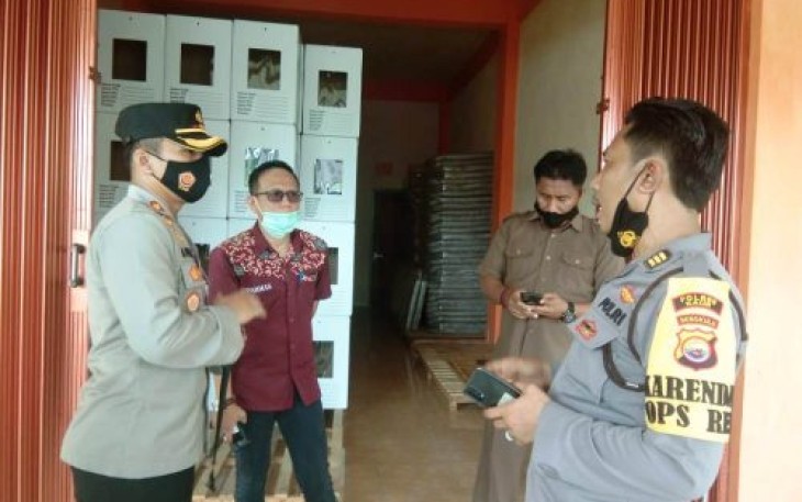 Kapolres Kaur AKBP Dwi Agung Setyono SIk MH Pantau Langsung Surat Suara di Gudang Logistik KPU Kaur