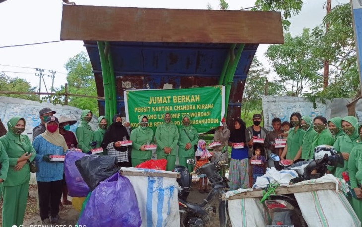 Persit KCK Cab LXI Yonif 725 Berbagi Dengan Masyarakat