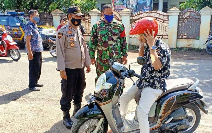 Kapolsek Gemuh AKP Abdullah Umar, SH. dan anggota Koramil saat melaksanakan operasi yustisi di depan SPBU Taman Gede Gemuh, Selasa 03/10/2020.