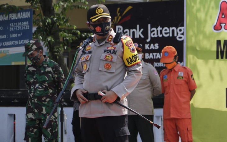 Kapolres Batang AKBP Edwin Louis Sengka saat memberikan sambutan dihadapan peserta gelar apel siaga tanggap bencana di jalan Veteran Batang, Selasa (3/11/2020).