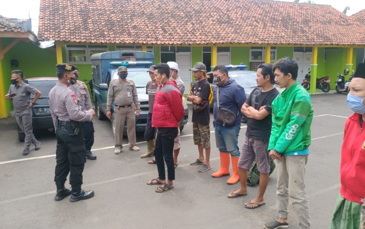 43 pelanggar protokol kesehatan langsung kita berikan teguran dan sanksi sosial oleh Satpol PP, TNI dan Polri Batang di Kecamatan Tersono, Kamis (5/11/2020). 