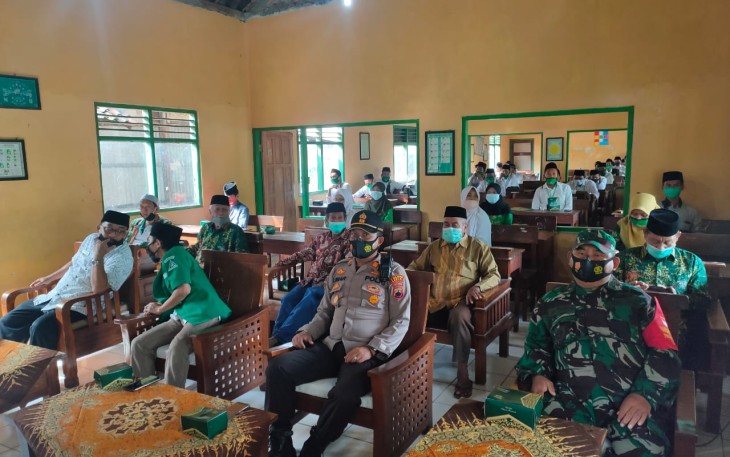 Kapolsek Gemuh AKP Abdullah Umar, SH.,Camat Gemuh M. Fatoni, SE., Danramil Kapten Kav. Jatmiko, Ketua PAC GP Ansor Gemuh ( M.Saiful Ulum), Ketua PC GP Ansor Kendal ( Misbakhul Munir) saat menghadiri Pelatihan Kepemimpinan Dasar ( PKD ) PAC GP ANSOR Kecamatan Gemuh yang bertempat di Gedung MDA NU 10 Tarbiyatush Shibyan di Kecamatan Gemuh pada hari Jum'at kemarin, 6/11/2020. 