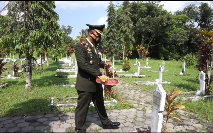 Dandim 0702/Purbalingga Letkol Inf Decky Zulhas, S.H., M.Han, Ziarah di TMP Purbo Saroyo. Selasa, (10/11/2020).  