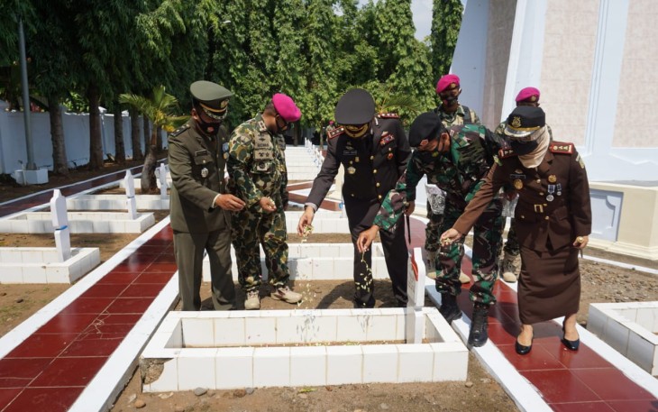 Wadan Kormar Brigjen TNI Mar Nur Alamsyah, Kapolres Batang AKBP Edwin Louis Sengka SIK, Danlanal Tegal Letkol Mar Ridwan Azis, Kasdim Batang Mayor Kav Haryono, Kepala Kejaksaan Negeri Batang Ibu Selvia Desty Rosalina MH mengadakan acara ziarah di TMP Kadilangu Batang, Rabu (10/11/20)