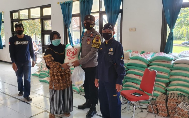 Bhabinkamtibmas  Polsek Cepiring  Bripka Tri Sulistya memberikan BSNT di Desa Botomulyo Cepiring. Rabu 11/11/2020. 