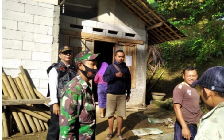Bhabinkamtibmas, BPBD dan Perangkat Desa Sumampir mendatangi TKP di Desa Sumampir Rt 03 Rw 04, Kecamatan Rembang, Kabupaten Purbalingga,Rabu (11/11/2020).  