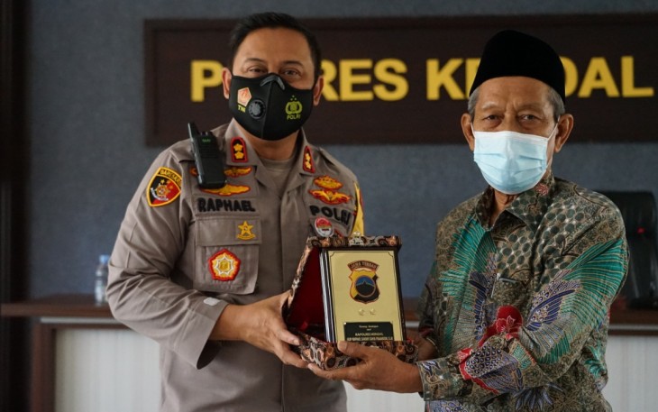 Ketua FKUB Kabupaten Kendal KH.Ubaidilah menerima cedera mata dari Kapolres Kendal AKBP Raphael Sandy Cahya Priambodo, S.I.K. di aula Polres Kendal. Kamis, 12/11/2020