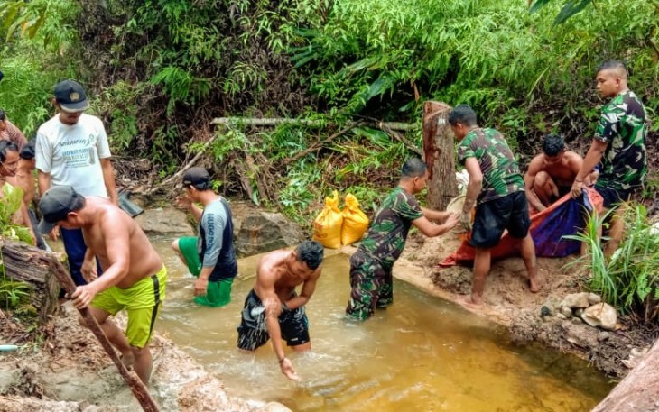 Satgas Pamtas Yonif 407/PK melaksanakan Karya Bhakti pembersihan bendungan air bersih bersama masyarakat di atas bukit Desa Muakan Petinggi, Kecamatan Ketungau Hulu, Kabupaten Sintang, Kalbar. Kamis (12/11/2020)