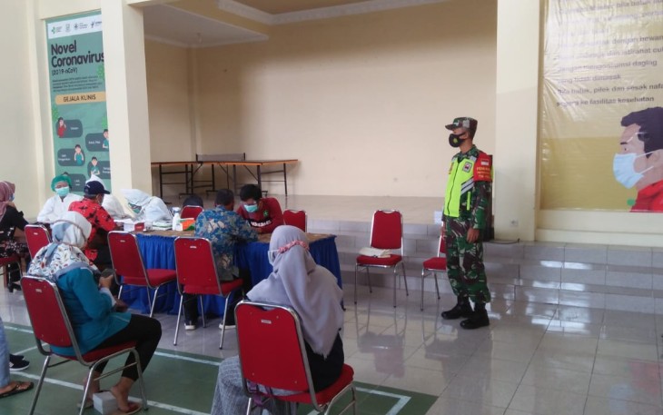 Babinsa Koramil 02/Kaligondang untuk Desa Brecek Serka Lasmoko, dalam pelaksanaan kegiatan tes Rapid di Kecamatan Kaligondang. Kamis, (12/11/2020