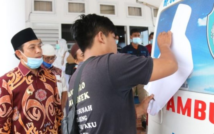Penutupan foto Helmi di ambulans disaksikan oleh Plt Walikota Bengkulu Dedy Wahyudi, Kadis Kesehatan Susilawaty dan seluruh sopir Ambulans