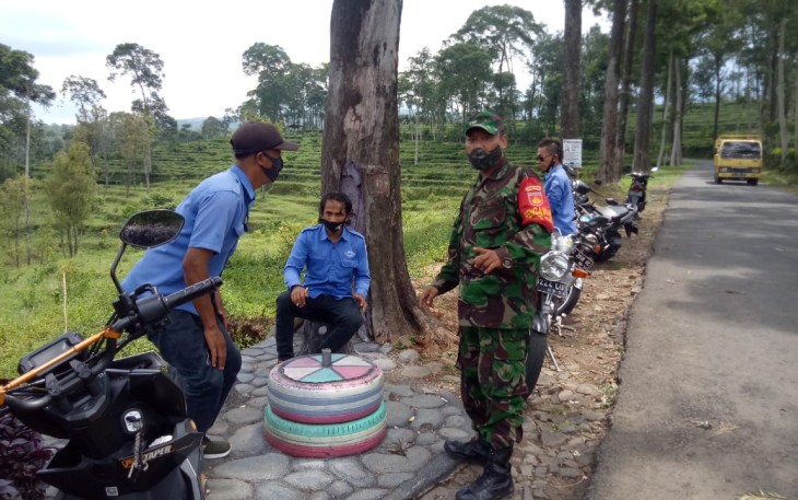 Bintara Pembina Desa (Babinsa) Koramil 09/Blado Jajaran Kodim 0736/Batang mengimbau pengunjung tempat  Argo Wisata Pagilaran di Kecamatan Blado, Kabupaten Batang  untuk mematuhi protokol,Rabu (18/11/20).