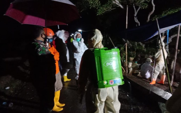 Kaposramil Padamara Peltu M Yamroni dan Babinsa Serka Totok Rusmiyanto menghadiri pemakaman St (69) warga Desa Gemuruh RT 02 RW 05 di TPU Desa Gemuruh, Kecamatan Padamara, Kabupaten Purbalingga, Rabu, (17/11/2020).  